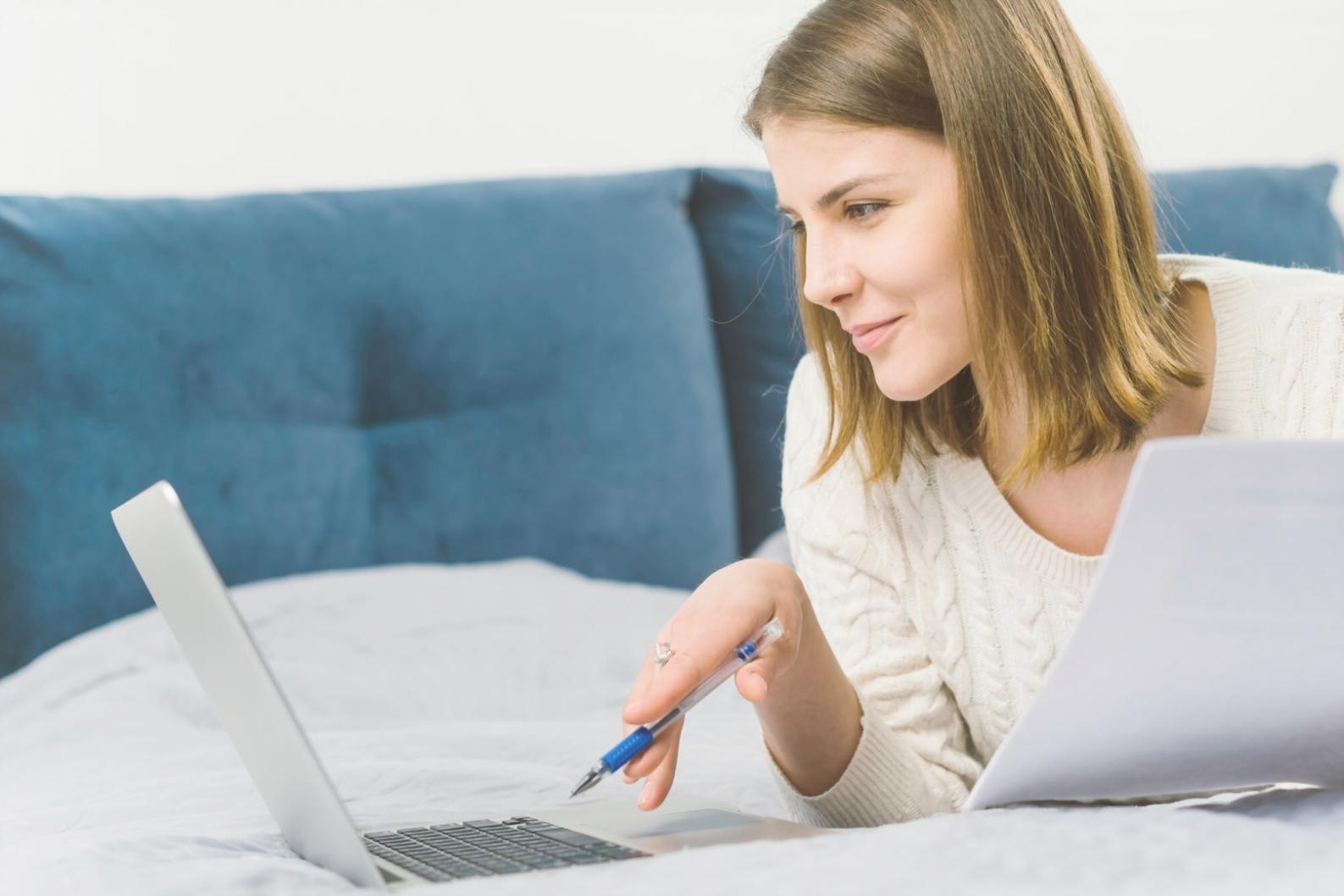 Entspanntes Beratungsgespräch in modernem Büro mit Blick auf Frankfurt