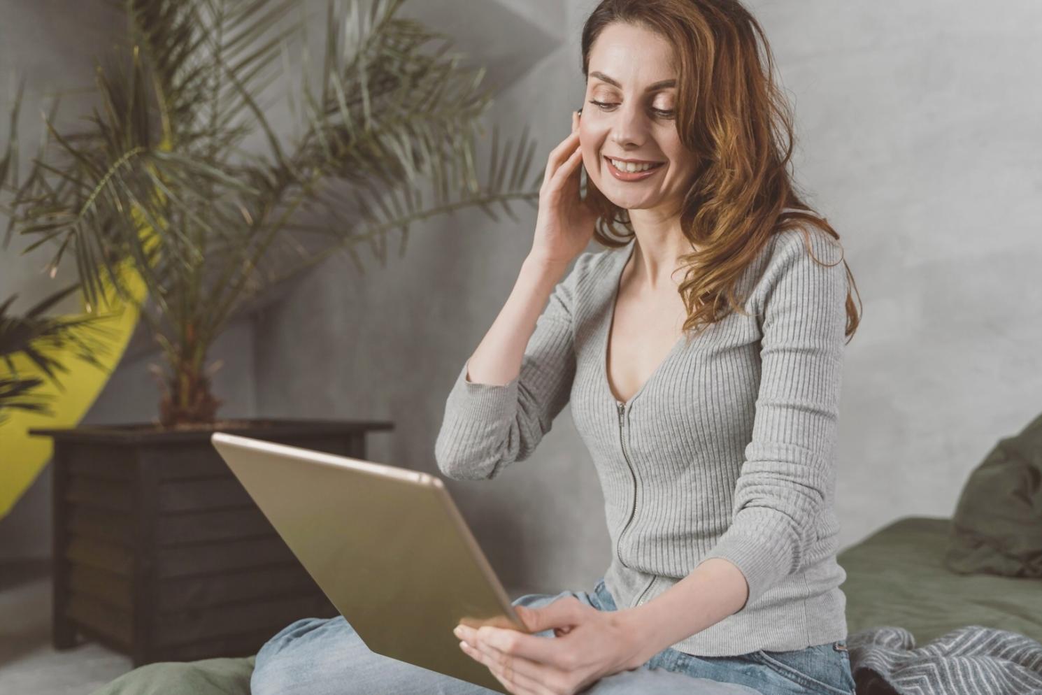 Geschäftsunterlagen und Charts auf einem modernen Arbeitsplatz